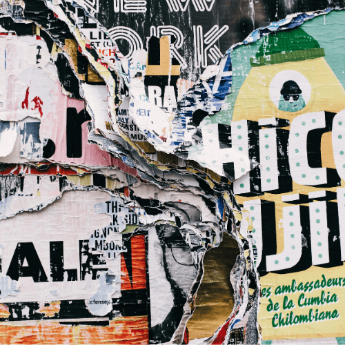 Viele Schichten bunter Tapeten und Plakate